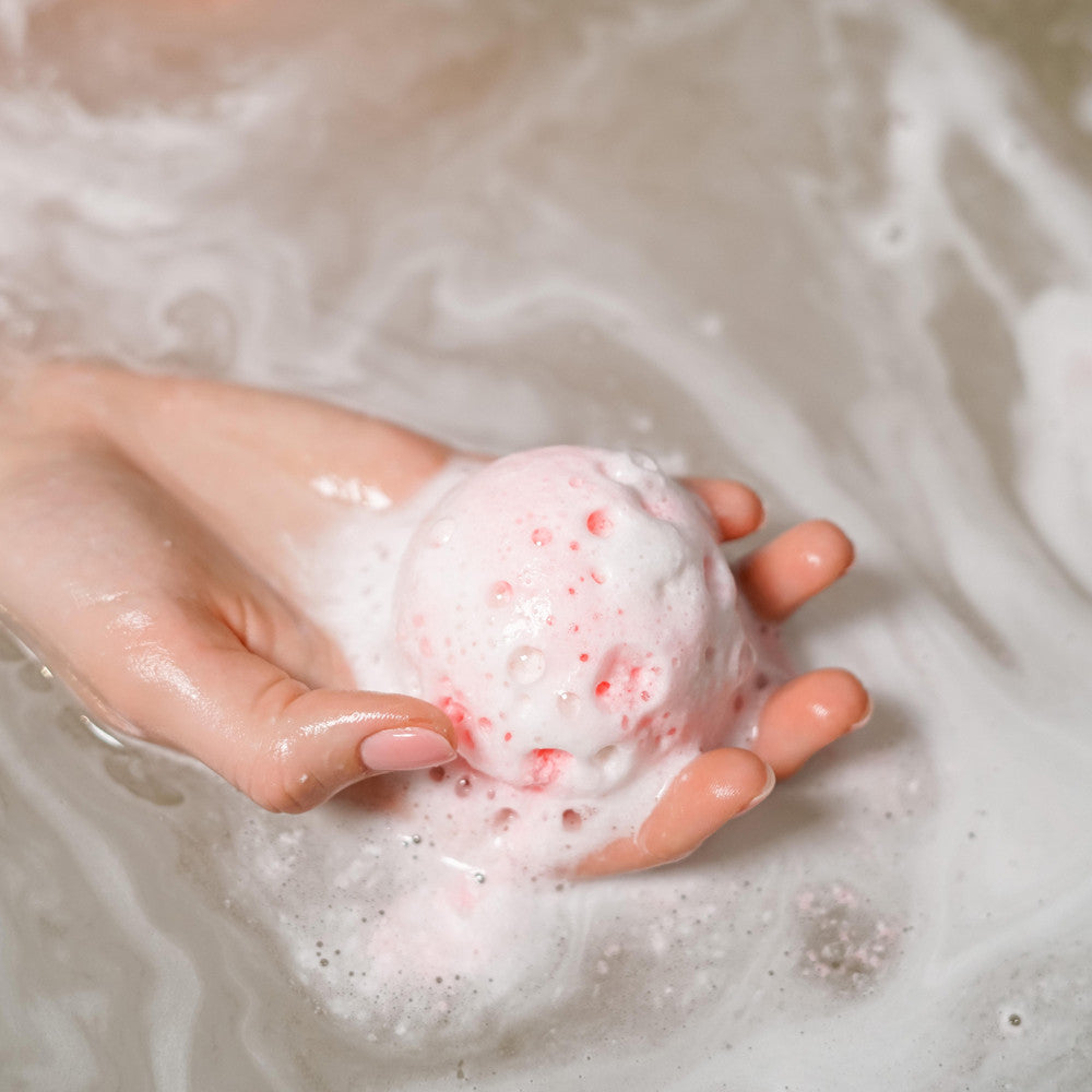 Бомбочка-гейзер для ванни Чорна смородина Tink Superfood For Body Black Currant Bath Bomb, 200 г